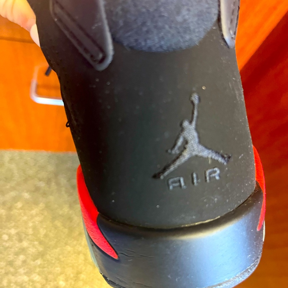 Air Jordan retro sharp red and black only worn once